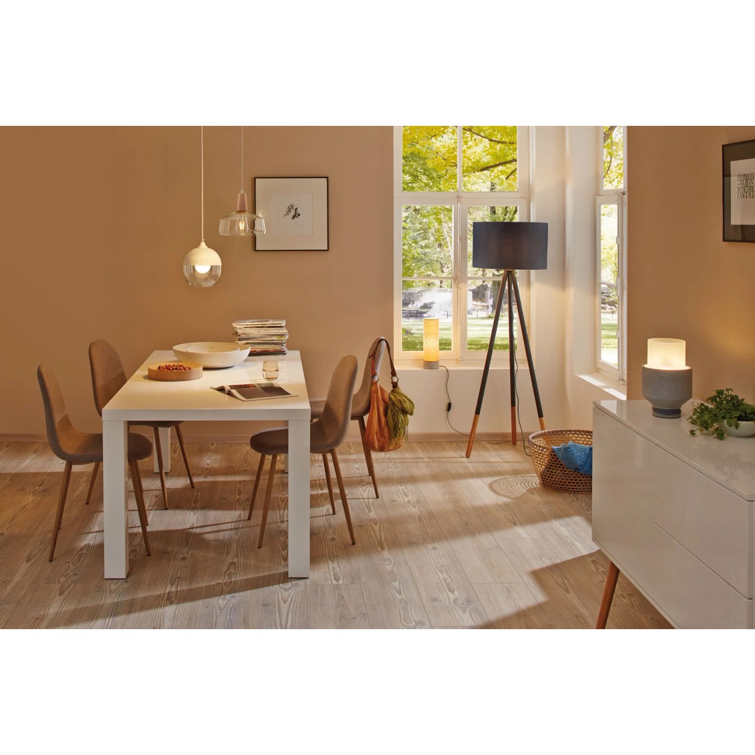 Wohnraum mit Paulmann E14 LED Leuchtmittel in Tropfenform für warmweißes Licht.