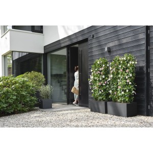 Schwarzer Elho Vivo Next Pflanztopf 40 cm mit Rollen vor modernem Haus.