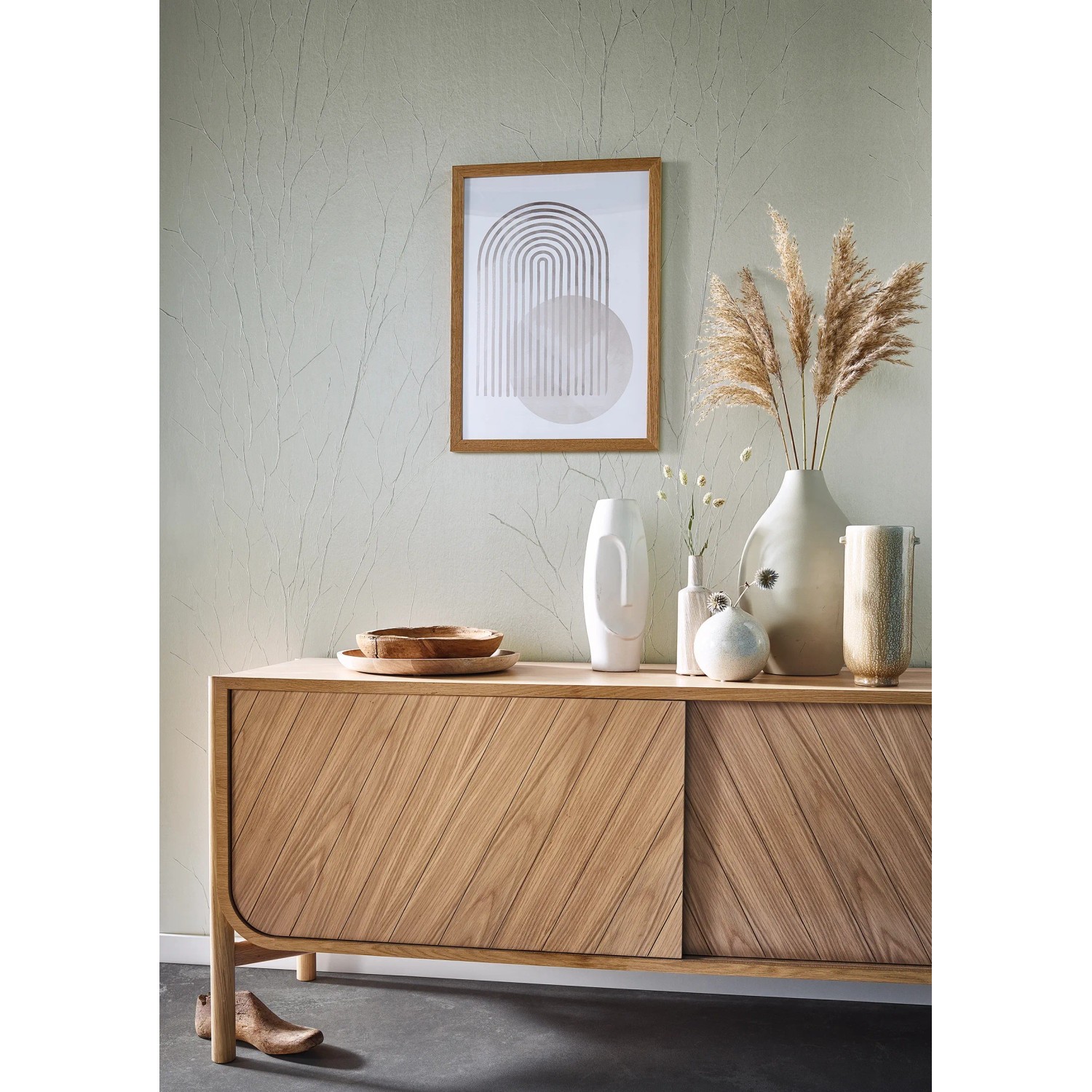 Wohnraum mit Marburg Vliestapete Uni Platin in Crushed-Optik und Streifen auf einer Wand.