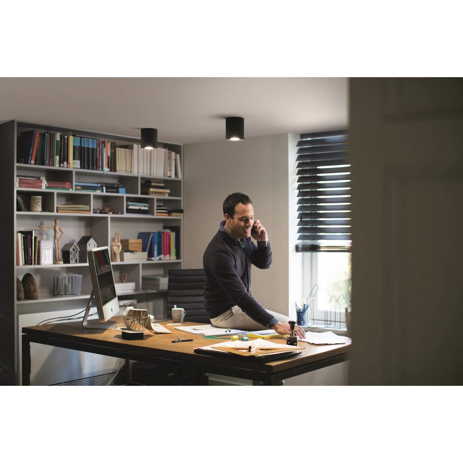 Schwarzer Philips Hue Pillar LED-Aufbauspot im modernen Büro.