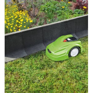 Diephaus Randstein Anthrazit mit Mähroboter im Garten. Rasenkante für Mähroboter.