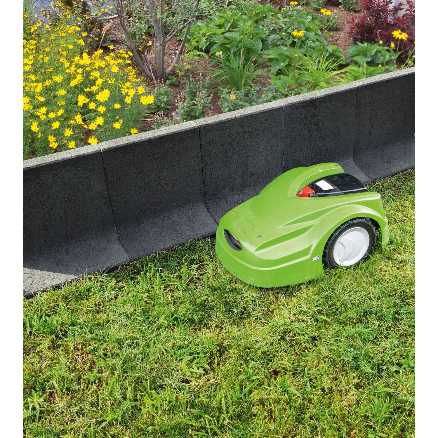 Diephaus Randstein Anthrazit mit Mähroboter im Garten. Rasenkante für Mähroboter.