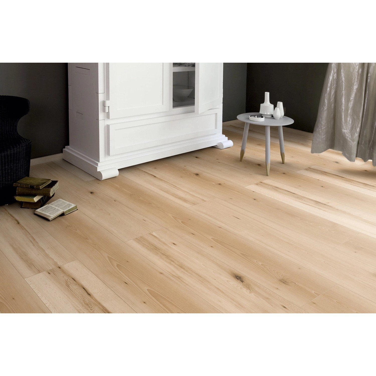 Heller Laminatboden Comfort Buche Swaran im Landhausstil verlegt in Wohnraum.