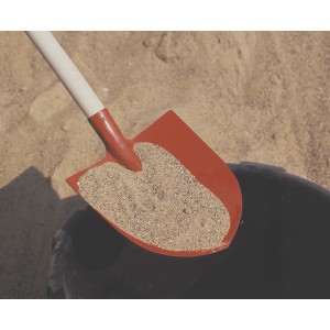 Frankfurter Schaufel mit rotem Blatt und Sand gefüllt, Stiellänge 130 cm.