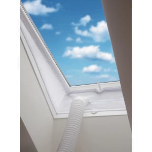 Mobiles Klimagerät mit Fensterabdichtung an Dachfenster, Abluftschlauch sichtbar.
