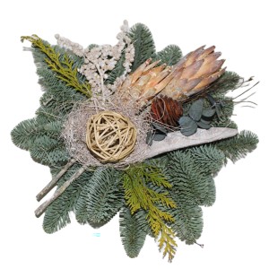 Grabbouquet auf Holzscheibe, 30 cm, Natur. Grabgesteck mit Nobilistanne, Konifere und Deko.