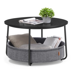 Runder, schwarz-grauer Couchtisch mit Stoffkorb für Kissen, Decken und Bücher.