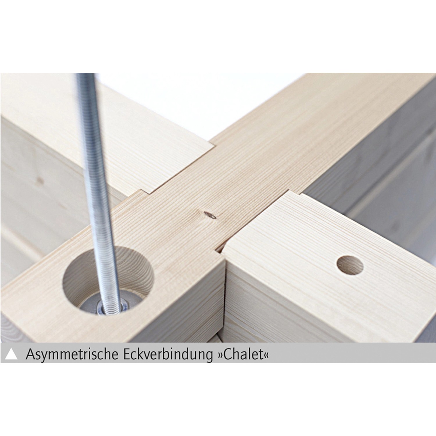 Detailaufnahme der Eckverbindung des Skan Holz Freizeithauses Luzern, unbehandeltes Holz.