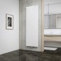 Weißer Schulte Design-Heizkörper New York mit Mittelanschluss im modernen Bad.