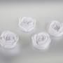 4 weiße LED Deko Rosen aus Kunststoff, Tischdeko mit Timer für stimmungsvolles Licht.