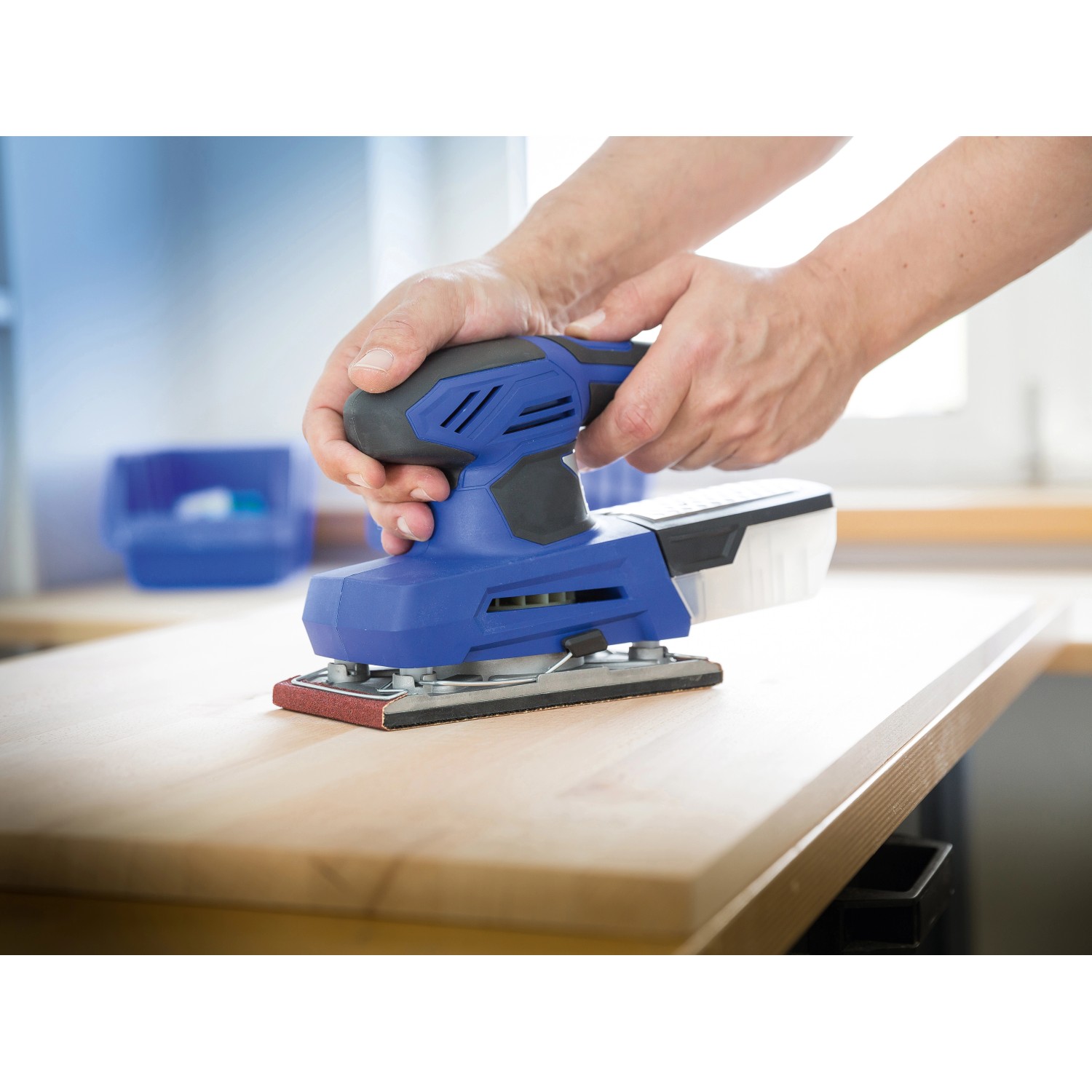LUX Schleifstreifen K180 im Einsatz auf Holz, Zubehör für Schwingschleifer.
