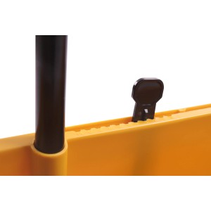 Detailaufnahme: Gelber Texas Smart Spreader 100 Streuwagen mit Dosierhebel.