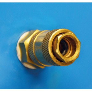 Detailaufnahme: Messing-Anschlussstück am Güde Kompressor 335/10/50.