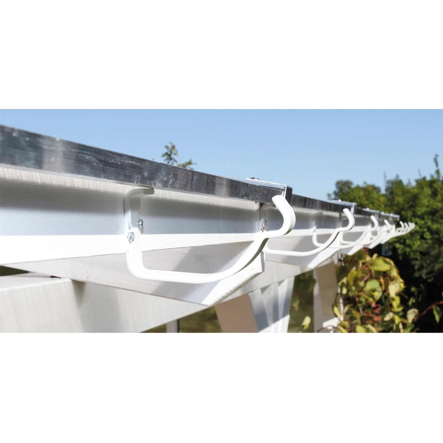 Skan Holz Regenrinnen-Set, 812 cm, Stahl verzinkt und weiß beschichtet, montiert an einem Carport.
