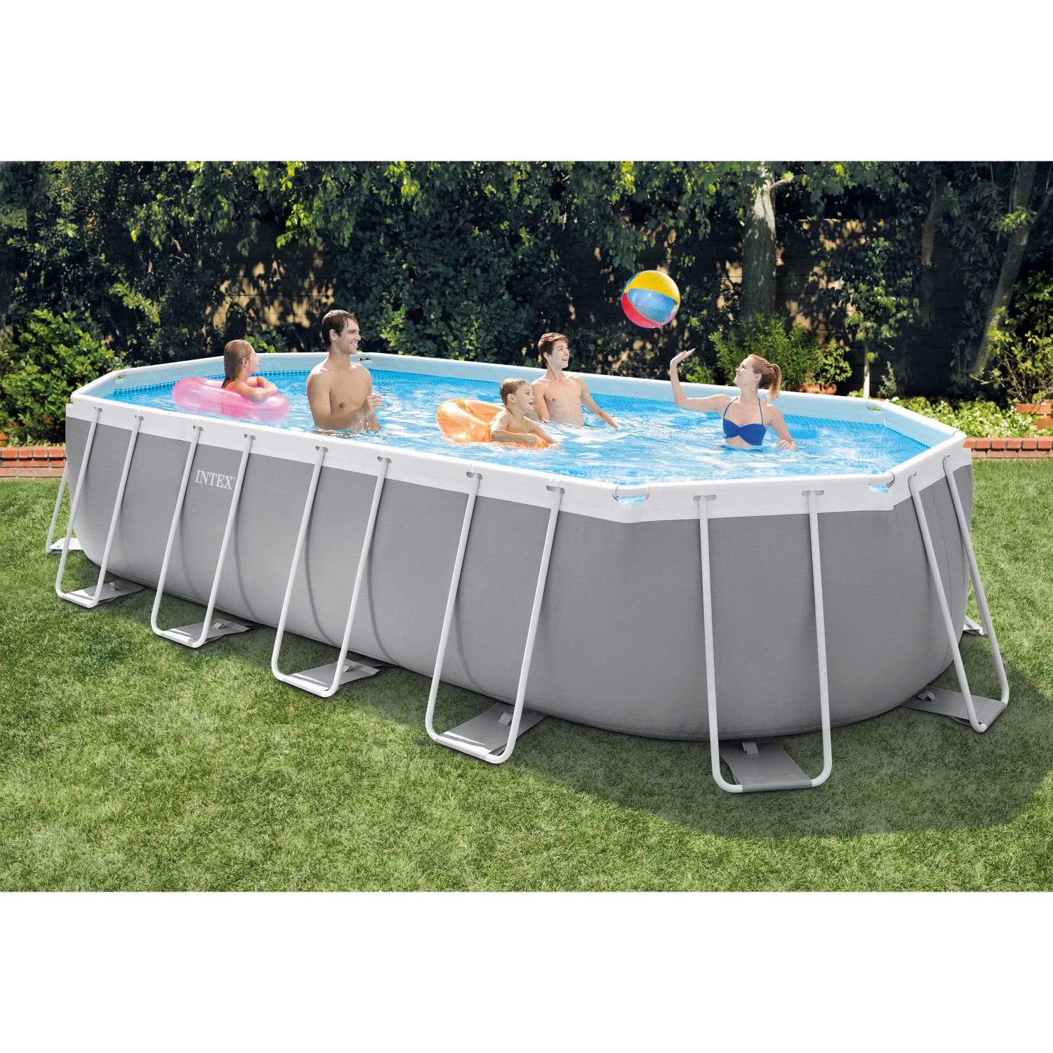 Ovaler Intex Frame Pool Set Prism, grau, mit Stahlrahmen und badenden Personen im Garten.