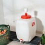 Rechteckiges Getränkefass Comfort 60 l aus Kunststoff mit Gärglocke und Auslaufhahn.