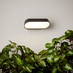 Moderne, mattschwarze LED-Außenwandleuchte Samira, 18 cm breit, spendet neutralweißes Licht.