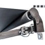 Detailaufnahme: Elektrische Gelenkarmmarkise, hellgrau gestreift, mit Aluminiumgestell.
