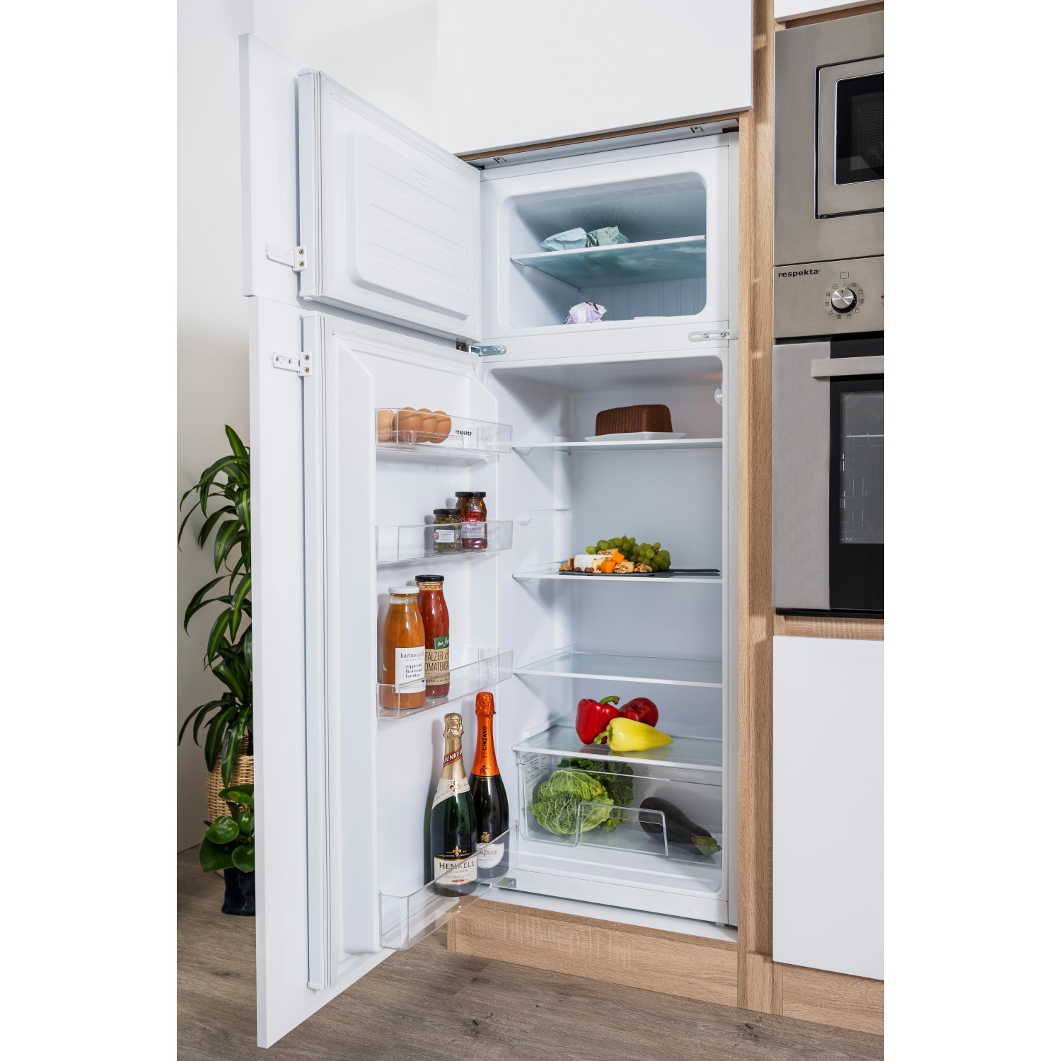 Respekta Premium Küchenzeile, 335 cm, weiße Fronten, Eiche Dekor, mit geöffnetem Kühlschrank.