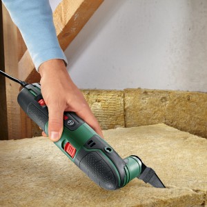 Bosch PMF 220 CE Multifunktionswerkzeug in Nutzung, schneidet Dämmmaterial.