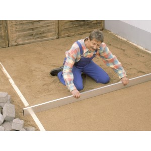 Mann zieht Estrich mit LUX Abziehlatte 2 m Classic ab. Maurer-Werkzeug im Einsatz.