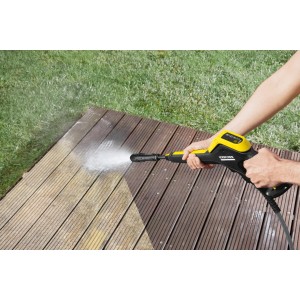 Kärcher K 5 Premium Power Control Hochdruckreiniger im Einsatz auf einer Holzterrasse.