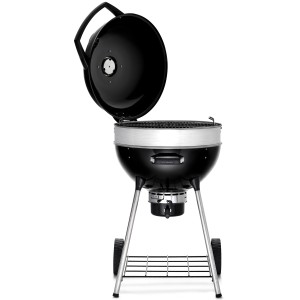 Napoleon Kugelgrill PRO Holzkohle, Ø 57cm, mit geöffnetem Deckel. Robuste, schwarze Ausführung.
