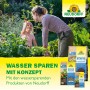 Neudorff Wasserspeicher mit Mutter und Kind im Garten, schützt vor Austrocknung.