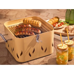 Camping-Szene mit Grill, Würstchen, Maiskolben und zwei Trinkflaschen mit Zitronenmuster.