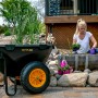 Schwarze Polar Schubkarre Cub Cart (127x71cm) im Garteneinsatz.