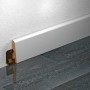 Weiße Sockelleiste (58x16x2500 mm) an Wand und dunklem Boden befestigt.