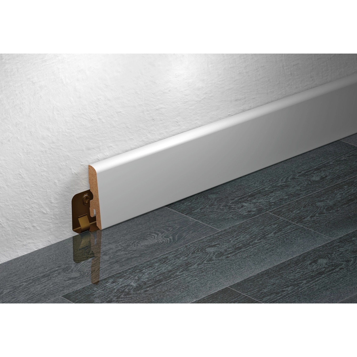 Weiße Sockelleiste (58x16x2500 mm) an Wand und dunklem Boden befestigt.