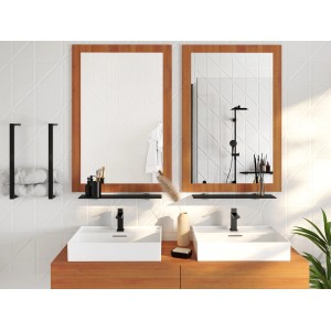 Schwarzes Glasregal Bransley (80x20cm) im modernen Badezimmer mit Waschbecken und Spiegel.