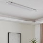 Weiße Eglo LED-Feuchtraumleuchte Slim (110,5 cm) an der Decke montiert.