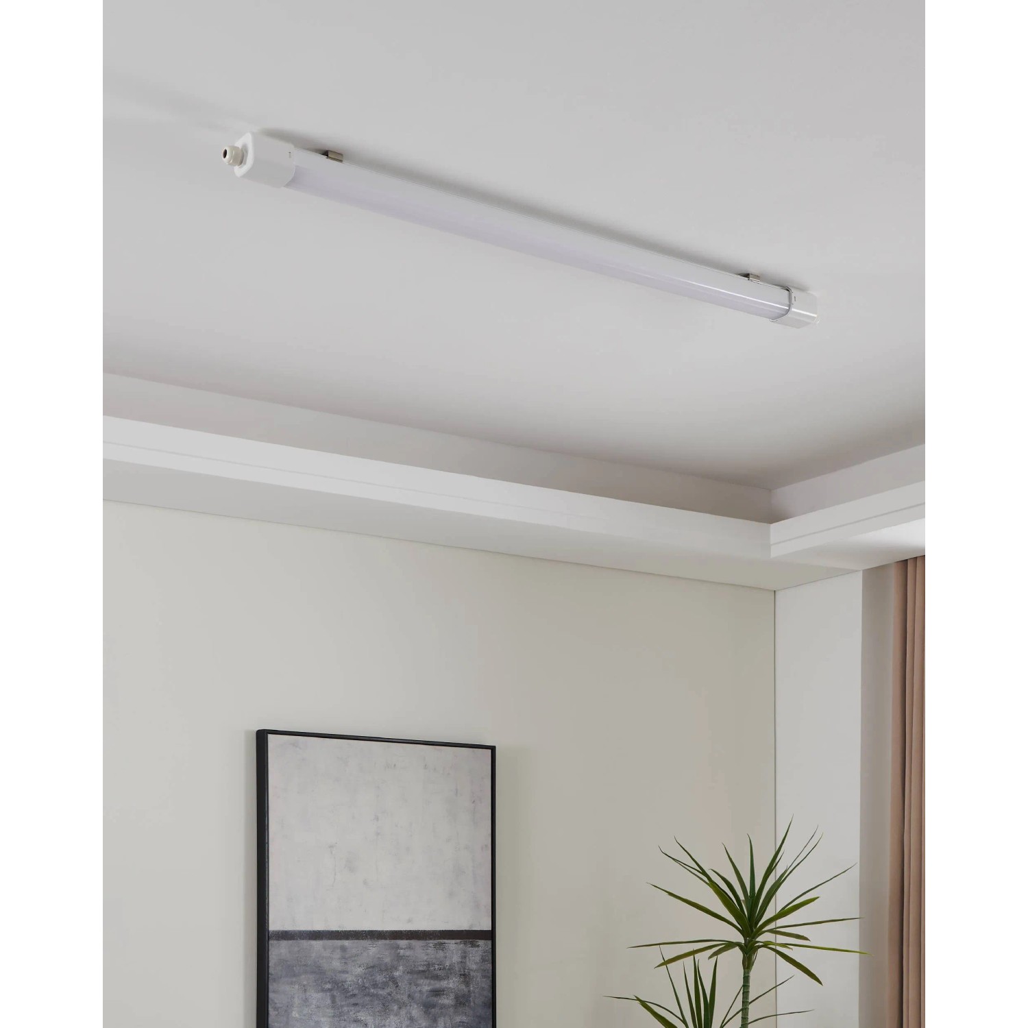 Weiße Eglo LED-Feuchtraumleuchte Slim (110,5 cm) an der Decke montiert.