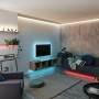 Wohnzimmer mit Paulmann MaxLED 250 RGBW LED-Streifen für indirekte Beleuchtung.