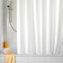 Wenko Duschvorhang Uni Weiß, 180x200 cm, aus PEVA, mit 12 Ringen, vor Badewanne.