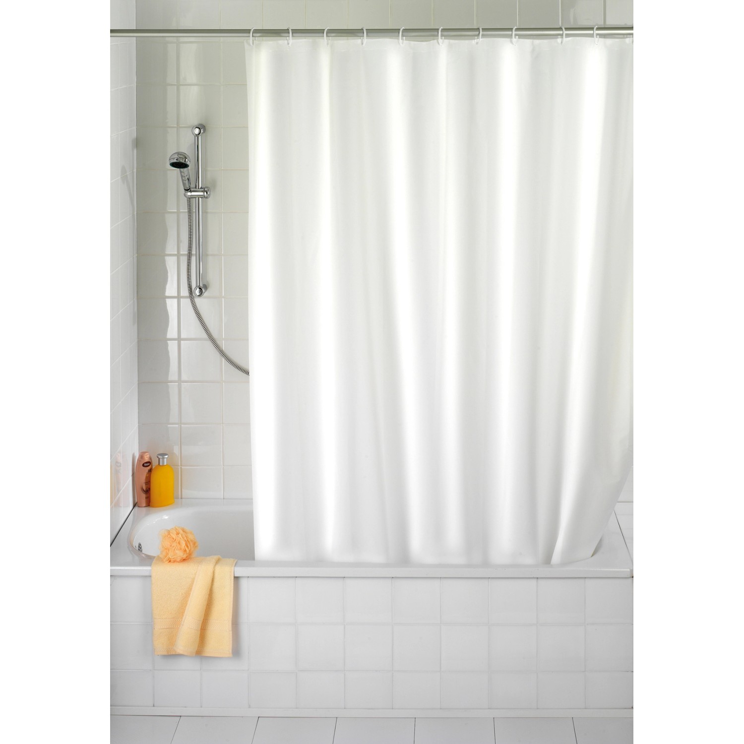 Wenko Duschvorhang Uni Weiß, 180x200 cm, aus PEVA, mit 12 Ringen, vor Badewanne.