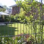 Anthrazit Doppelstabmattenzaun-Set (5 Stk.) im Garten mit Haus und Pavillon im Hintergrund.