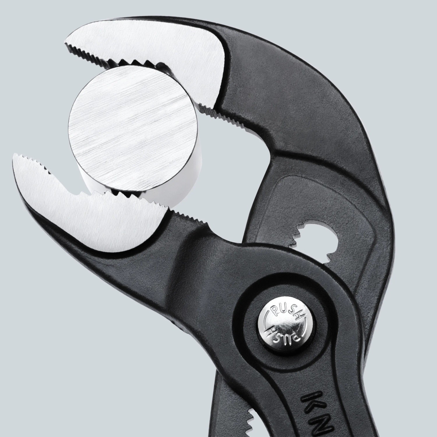 Knipex Cobra Rohrzange 300 mm, grau atramentiert, greift ein rundes Werkstück.