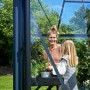 Juliana Gewächshaus Orangerie 15, schwarz-anthrazit, mit Mutter und Tochter beim Gärtnern.