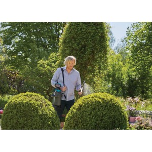 Gardena Drucksprüher Plus 5 l im Einsatz: Mann sprüht Pflanzen im Garten mit dem Drucksprühgerät.