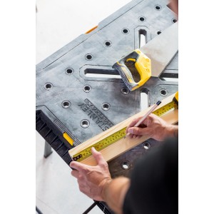 Stanley FatMax Werkbank: Klappbare Werkbank mit Säge und Holzbearbeitung in Aktion.