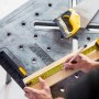 Stanley FatMax Werkbank: Klappbare Werkbank mit Säge und Holzbearbeitung in Aktion.