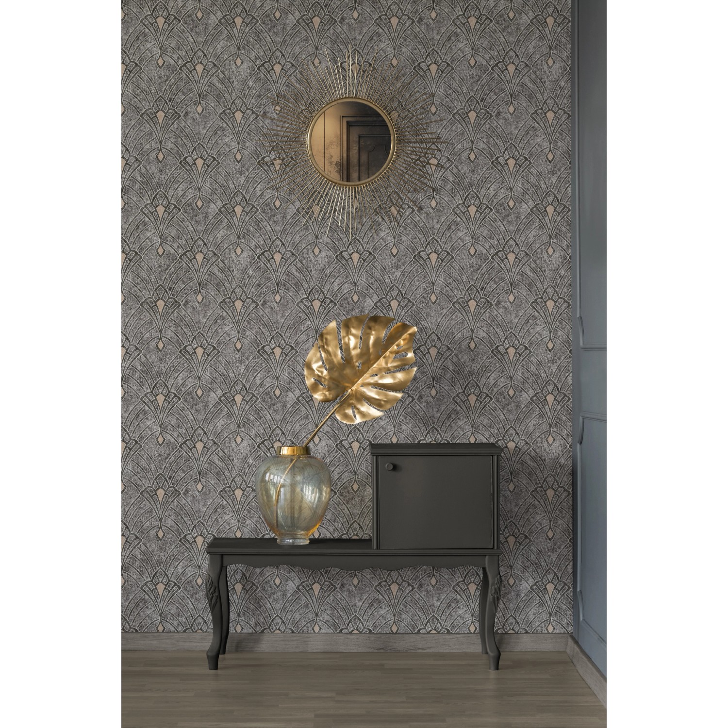 Vliestapete Ornament orientalisch schwarz/grau, florales Muster im Interieur mit Spiegel und Deko.