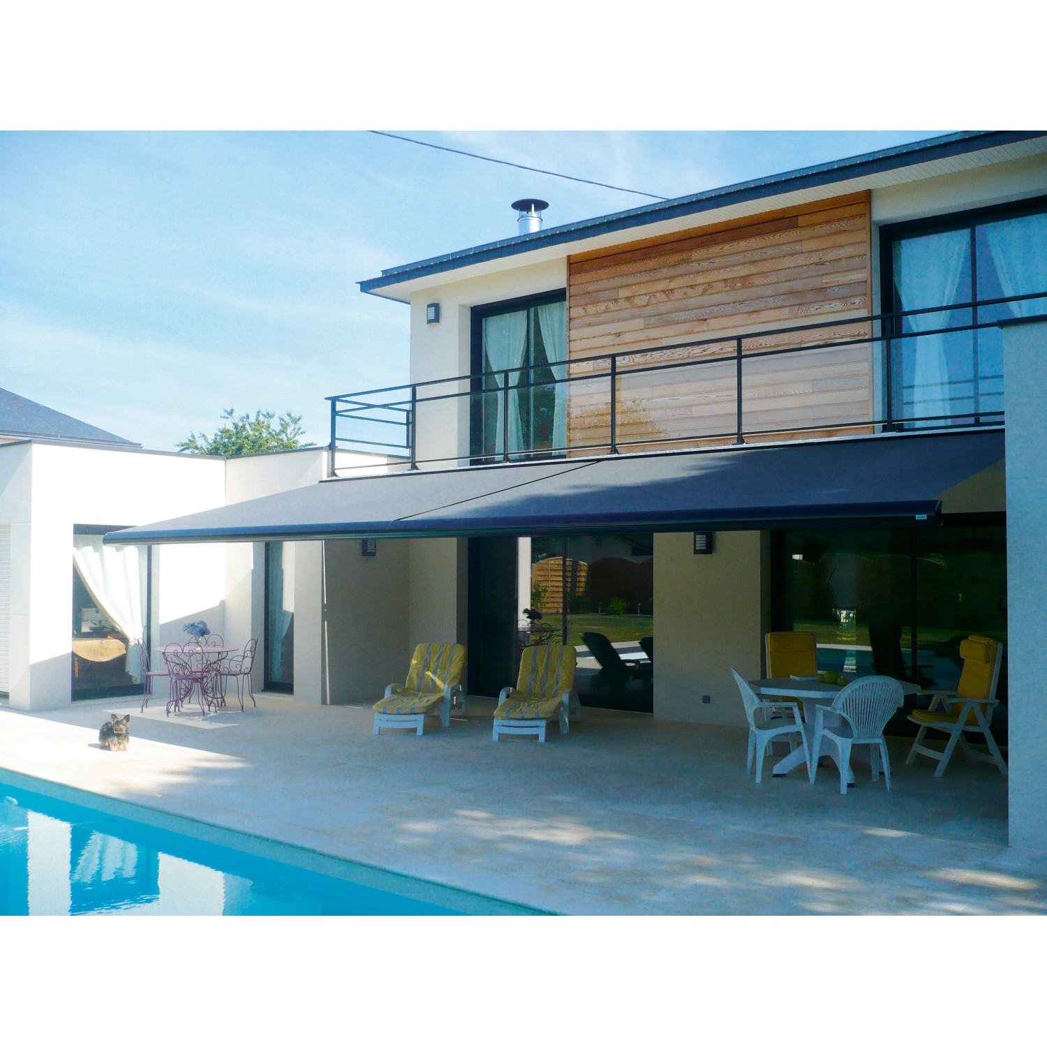 Anthrazitfarbene Kassettenmarkise (300x200 cm) mit rot-orangem Tuch am Haus montiert.