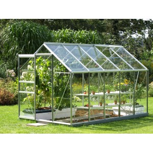 Vitavia Venus 6200 Gewächshaus mit Alu-Rahmen, Glas und Zubehör-Set im Garten.