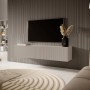 Selsey TV-Hängeboard Veldio 140 cm, Greige, mit geriffelter Front unter TV in modernem Wohnzimmer.