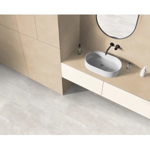 Beige Kaindl Arbeitsplatte Basanit in Badezimmer-Szene mit Waschbecken und Spiegel.