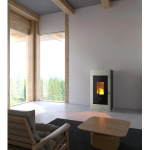 Freepoint Pelletofen Acce mit Naturstein-Verkleidung, 7 kW Leistung im modernen Wohnraum.